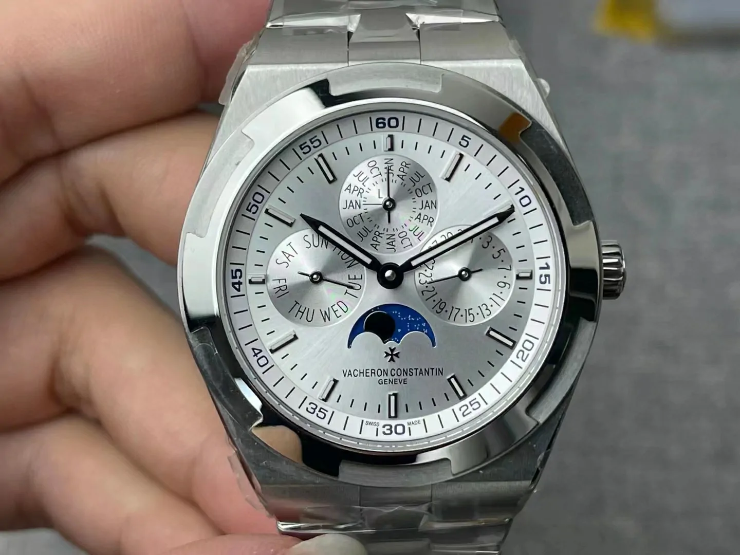 8F縱橫四海Overseas Perpetual Calendar SS Silver Dial