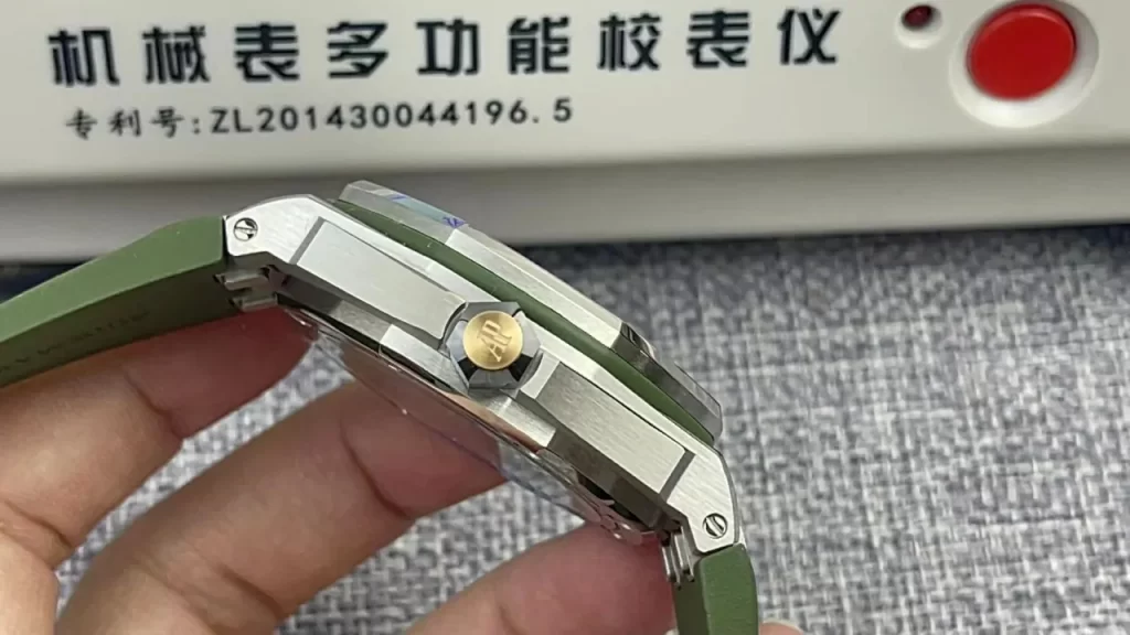 ZF爱彼皇家橡树42mm Royal Oak Offshore Diver 15720 Green Dial Rubber Strap