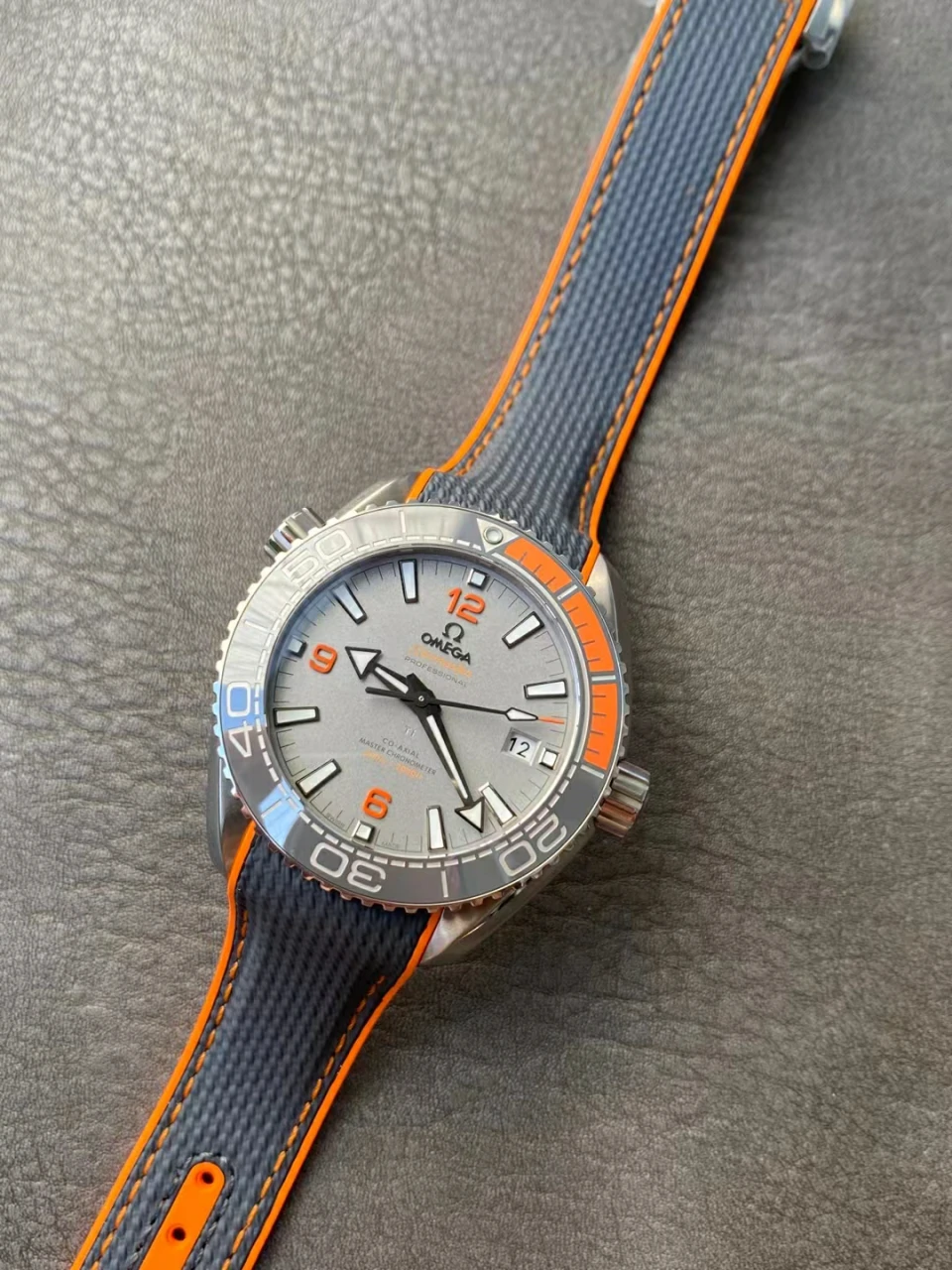 VSF灰海马四分之一橙Seamaster Planet Ocean 43.5mm Black/Orange Bezel Gray Dial