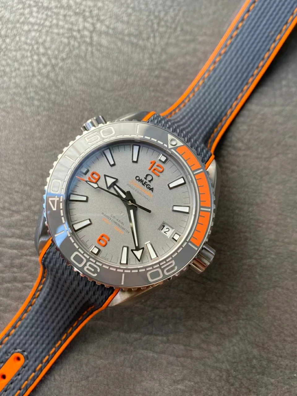 VSF灰海马四分之一橙Seamaster Planet Ocean 43.5mm Black/Orange Bezel Gray Dial