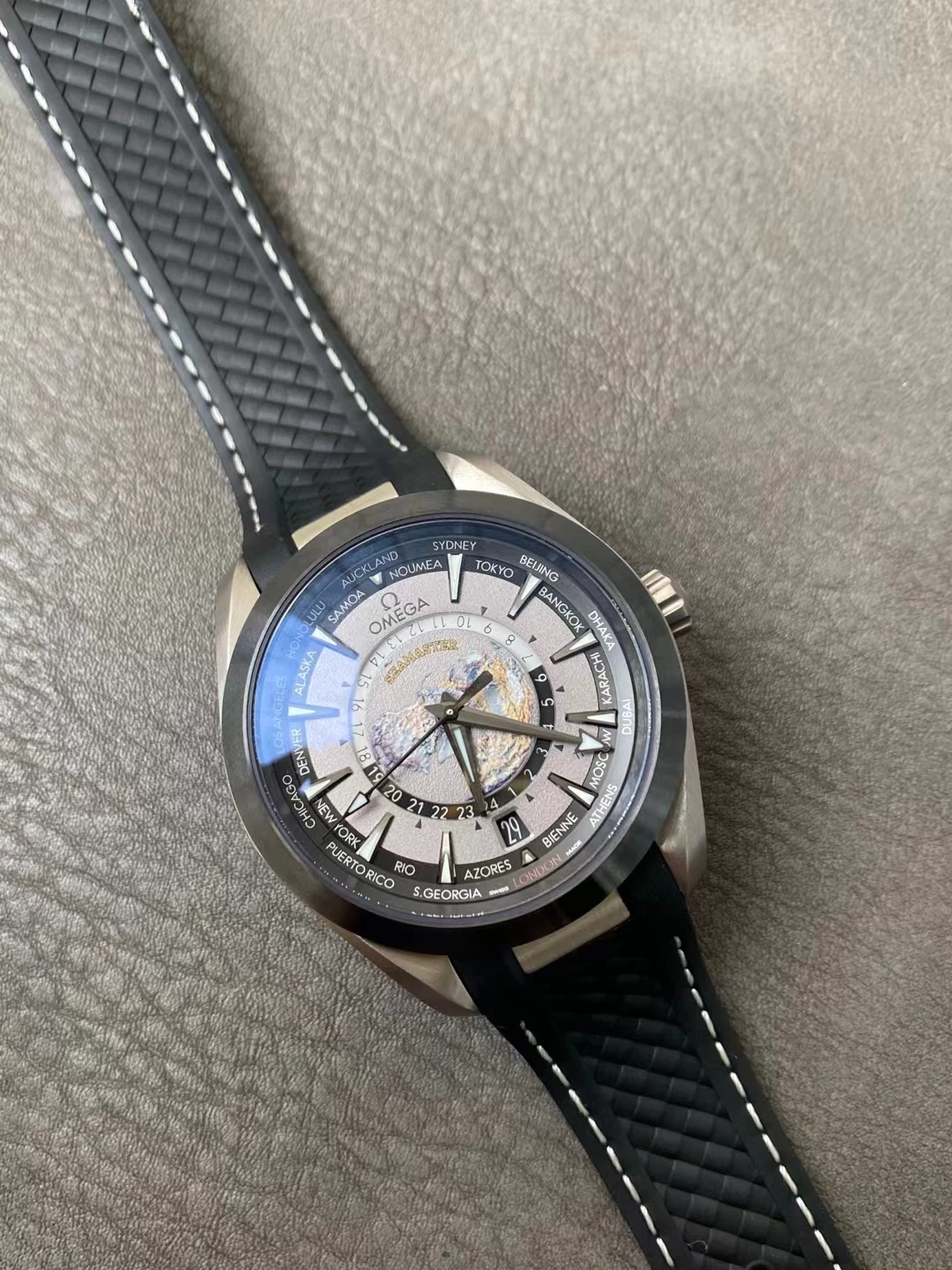 VSF世界时灰黑Aqua Terra GMT Worldtimer 43mm Titanium A8938