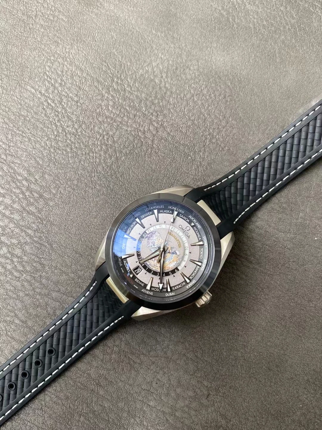 VSF世界时灰黑Aqua Terra GMT Worldtimer 43mm Titanium A8938