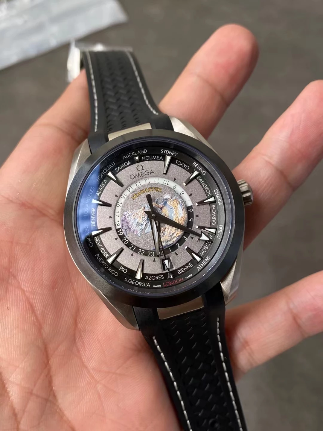 VSF世界时灰黑Aqua Terra GMT Worldtimer 43mm Titanium A8938